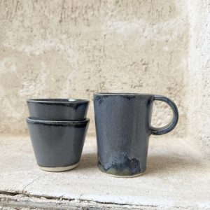 Taza azul-gris